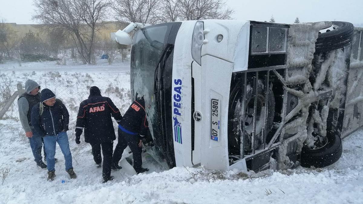 Konya'da 2 tur otobüsü devrildi