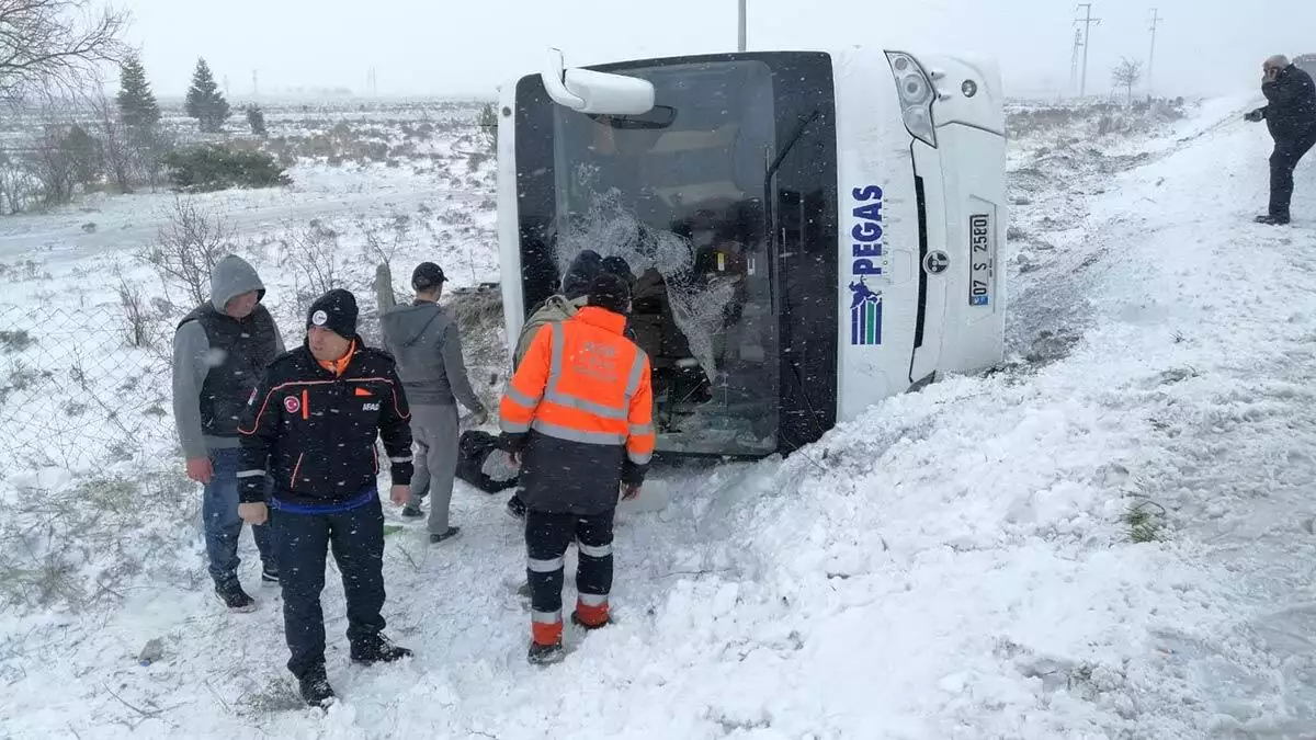Konya'da 2 tur otobüsü devrildi