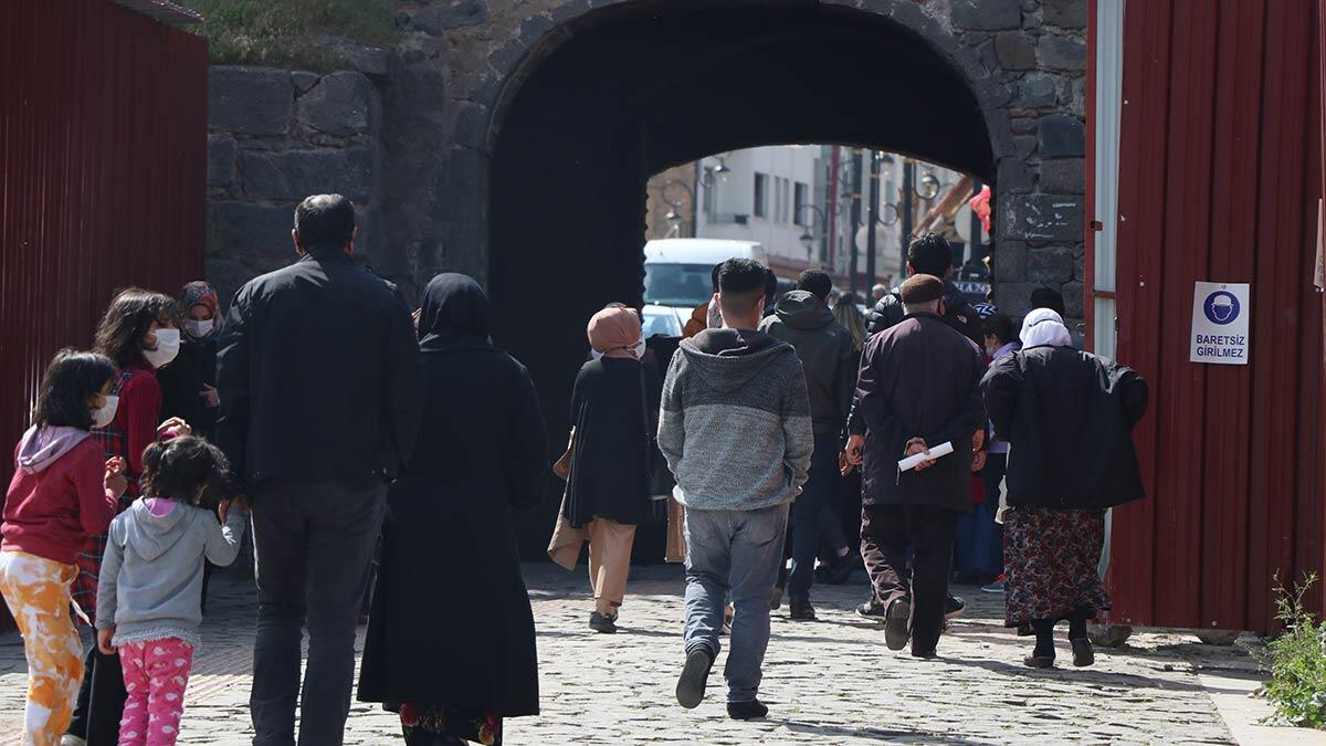 Sosyal mesafeye uyulmadı denetimler yoğunlaştı