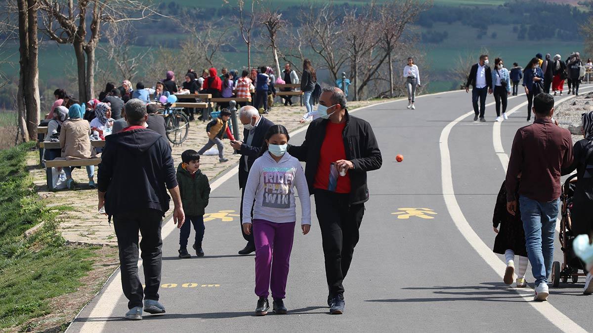 Diyarbakır'da, kısıtlamasız hafta sonunda vatandaşlar tarafından sosyal mesafeye uyulmadığı görülürken, kent genelinde denetimler yoğunlaştı.
