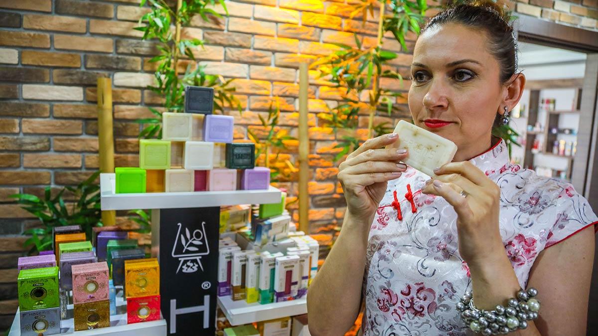 Koronavirüs süreciyle birlikte üretim bantlarına yeni ürünler dahil eden kozmetik firmaları, el ve vücut temizliğinde anti bakteriyel özelliği olan, aynı zamanda cilt dostu sabun üretimine ağırlık verdi.