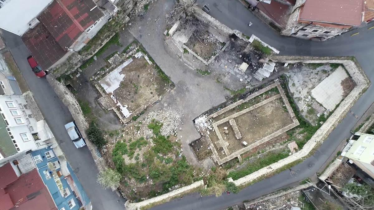 'Korunması Gerekli Kültür Varlığı' olarak tescilli Ayvansaray'daki Kasturya Sinagogu'ndan geriye kalan tarihi kapı ateşe verildi, harabeye döndü.