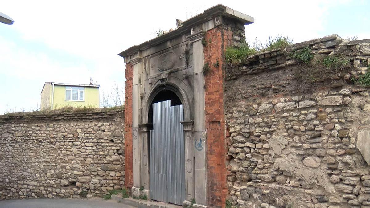 Sinagogdan geriye kalan tarihi kapı da, geçtiğimiz haftalarda kimliği belirsiz kişi ya da kişiler tarafından ateşe verildi.
