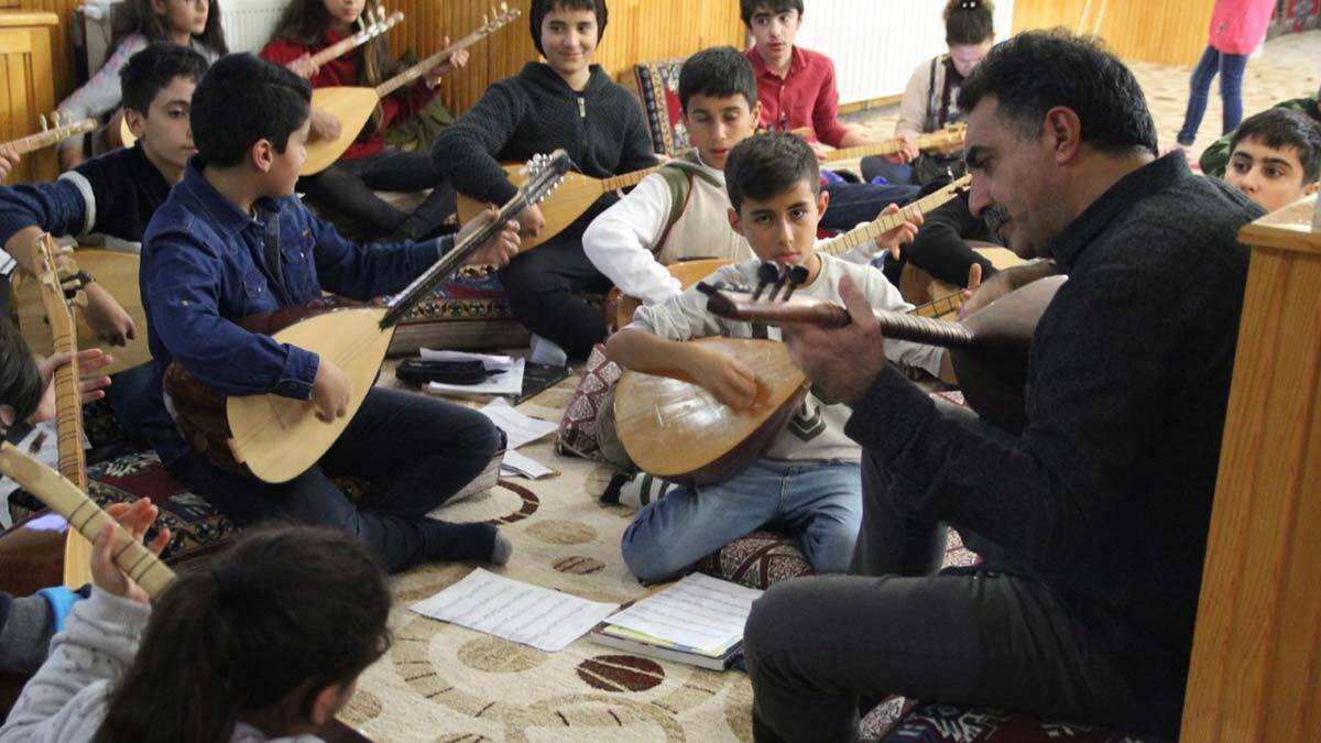 Köy köy dolaşıp, 'Gezici Bağlama Atölyesi' projesiyle çocuklara bağlama öğreten usta sanatçı Erdal Erzincan'ın kitabı 23 Nisan'da çocuklarla buluşuyor.