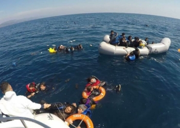 Lastik botları batan 40 kaçak göçmen kurtarıldı