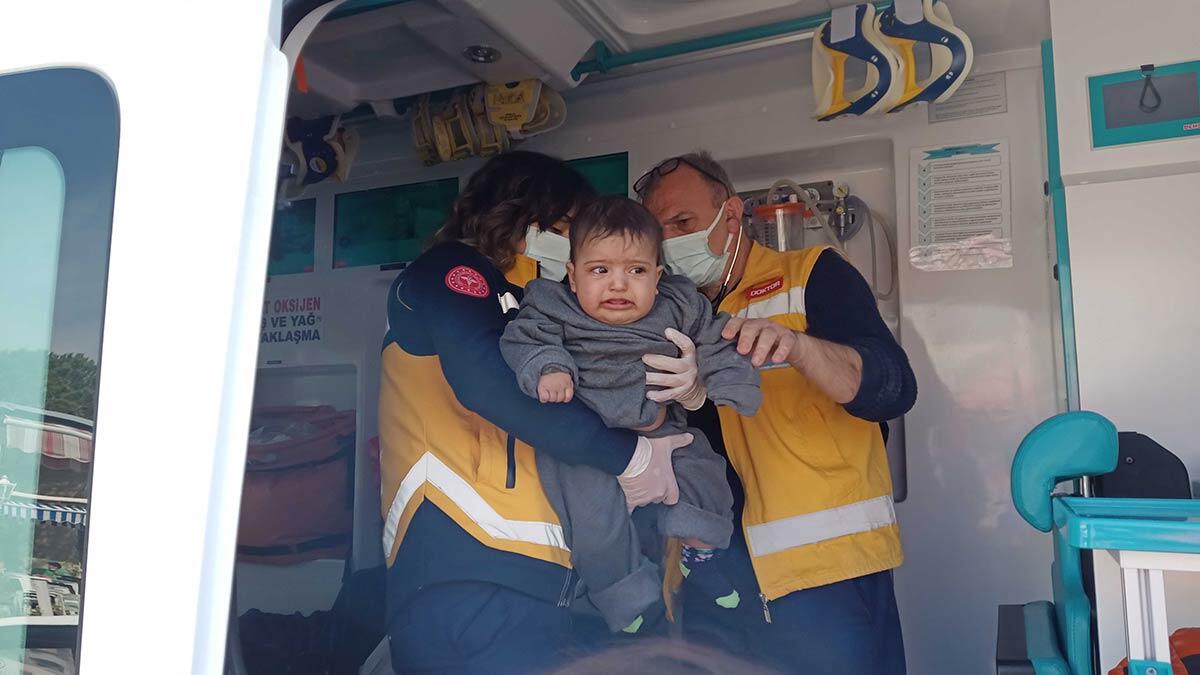 Çanakkale'nin Ayvacık ilçesi Akkaya Burnu Kuruoba açıklarında lastik botları batan 40 kaçak göçmen, Türk Sahil Güvenlik ekiplerince kurtarıldı.