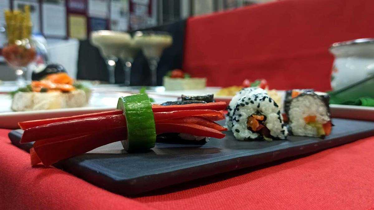 eTwinning'in yürüttüğü Vegan Aşçılar Geliyor projesinin ortaklarına İzmir Çiğli İMKB Anadolu Lisesi Yiyecek İçecek Hizmetleri Alanı da seçildi.