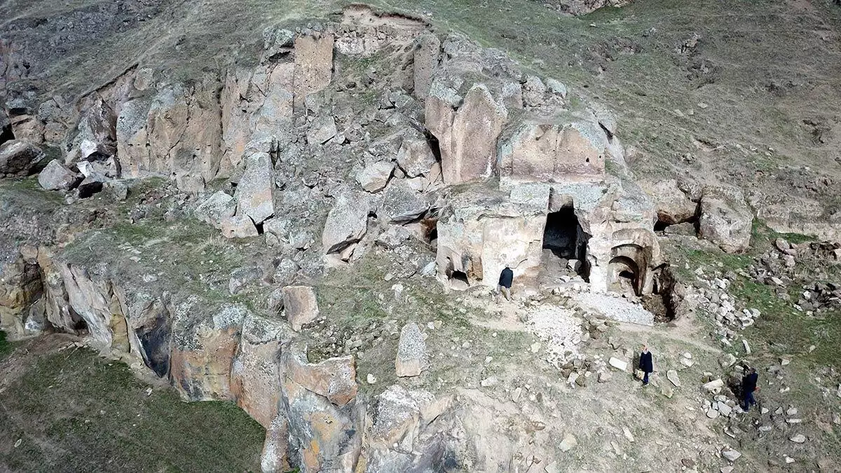 Bitlis'in ahlat ilçesinde 17 kilometrelik alan üzerinde bulunan madavans vadisi'ndeki 400 mağara restore edilerek, turizme kazandırılacak.