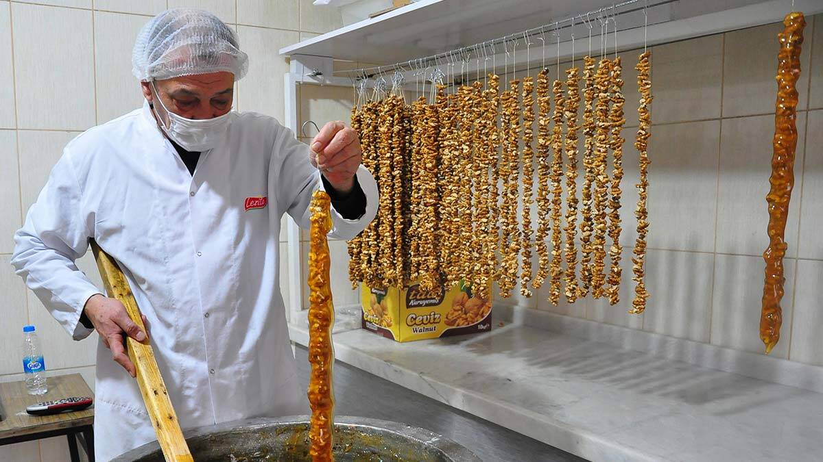 Manisa'nın Turgutlu ilçesinde sadece ramazan ayında üretilen 'ramazan sucuğu' tatlısı, iftar ve sahur sofralarını süslüyor.