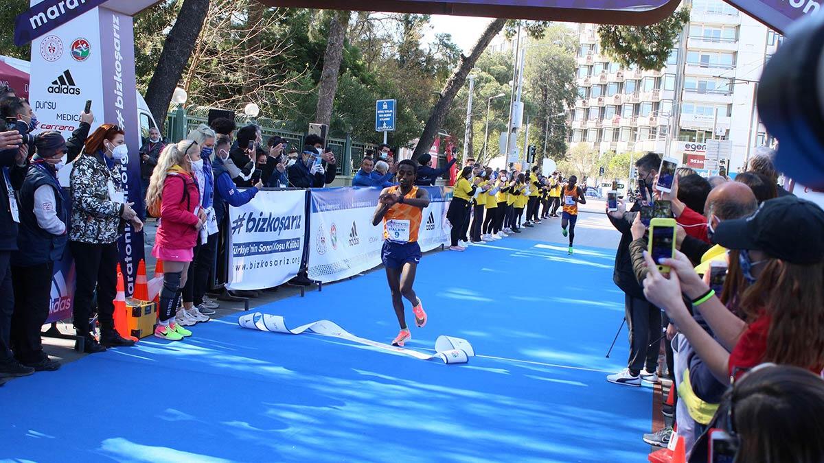 İzmir tarihinin ilk uluslararası maratonu Maratonİzmir'in ikincisi bugün koşuldu, ülkemizde en iyi derecenin koşulduğu maraton olarak tarihe geçti.