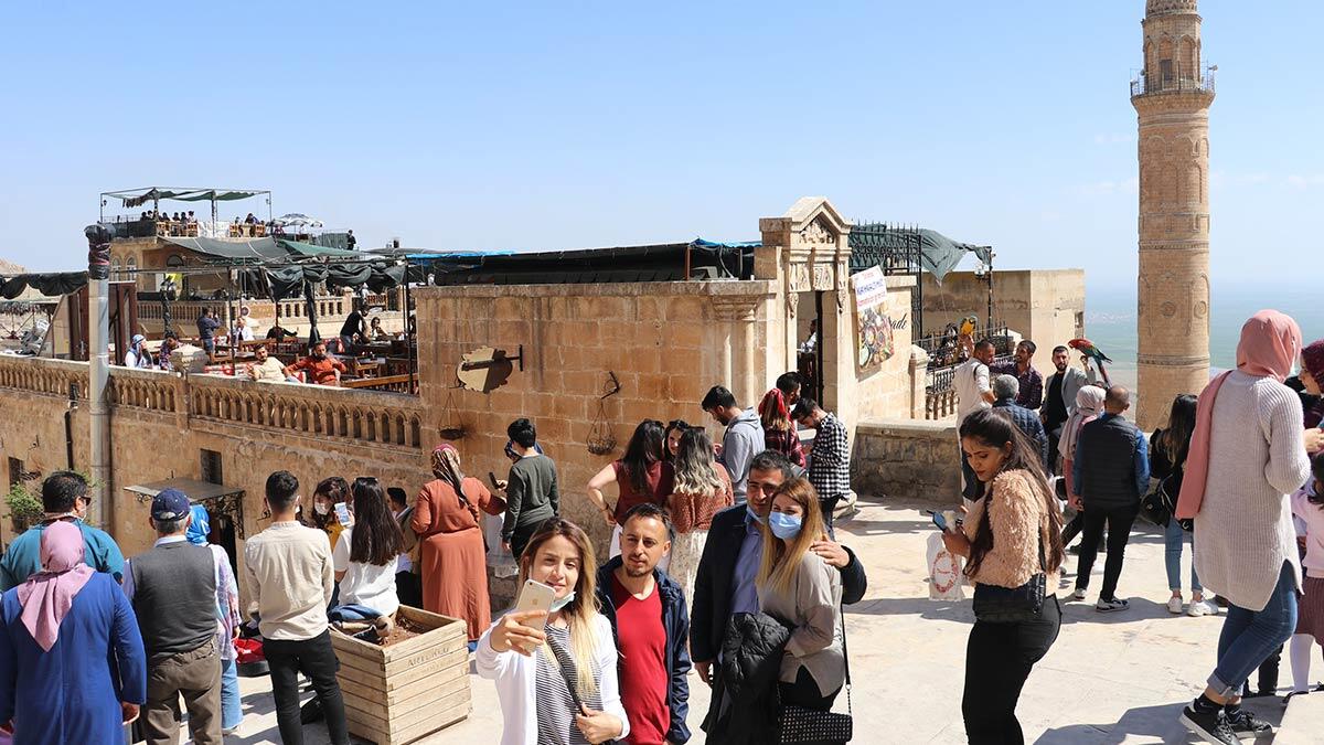 'Vaka oranı' haritasında sarı kategorideki 'orta riskli' iller arasında yer alan Mardin'de kısıtlamasız hafta sonunda tarihi mekanlar doldu.