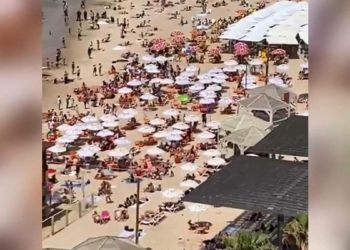 İsrail'de maske zorunluluğu kalktı halk plaja akın etti