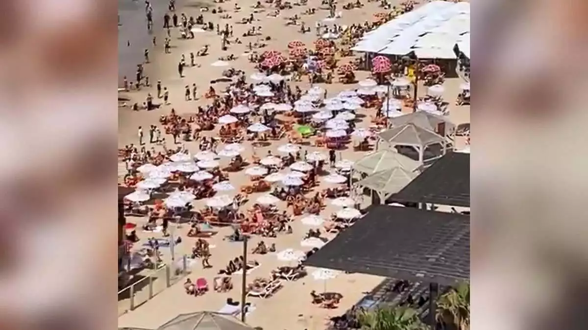 İsrail'de maske zorunluluğu kalktı halk plaja akın etti