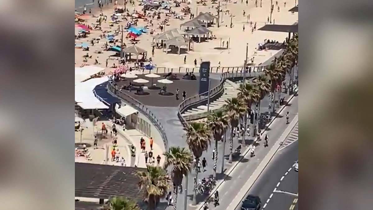 İsrail'de maske zorunluluğu kalktı halk plaja akın etti