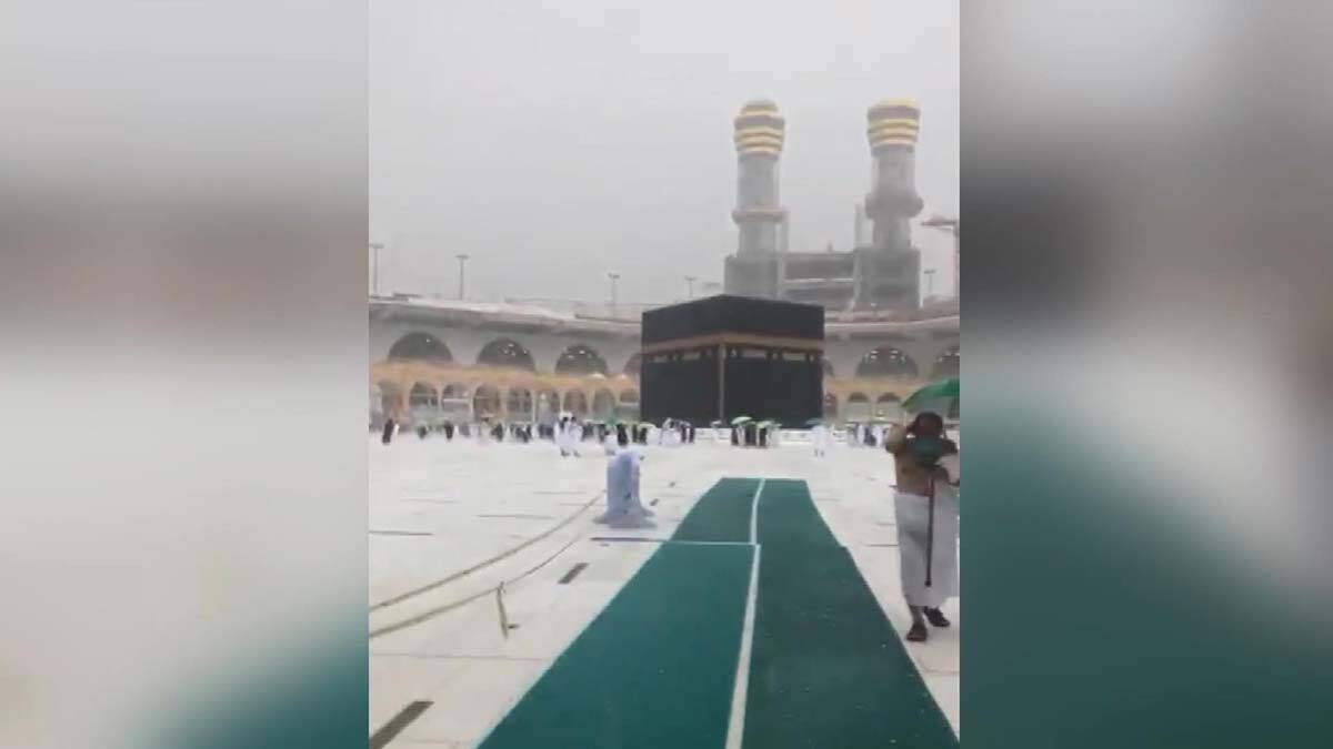 Kutsal toprak Mekke'de ceviz büyüklüğünde dolu yağdı. Doluya rağmen Umre ibadeti için kentte bulunan Müslümanlar Kabe’yi tavaf etti.