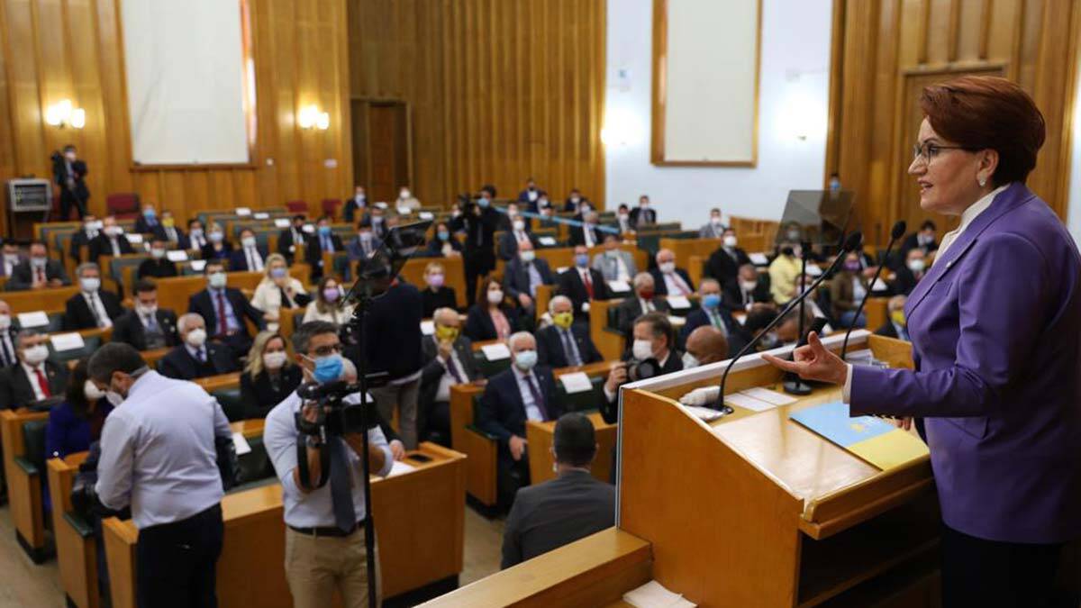 İYİ Parti Genel Başkanı Meral Akşener “Bütün cihan bilmelidir ki, Artık, bu devletin ve bu milletin başında, hiçbir kuvvet yoktur, hiçbir makam yoktur. Yalnız bir kuvvet vardır, o da millî egemenliktir. Yalnız bir makam vardır, o da milletin kalbi, vicdanı ve mevcudiyetidir.” dedi.