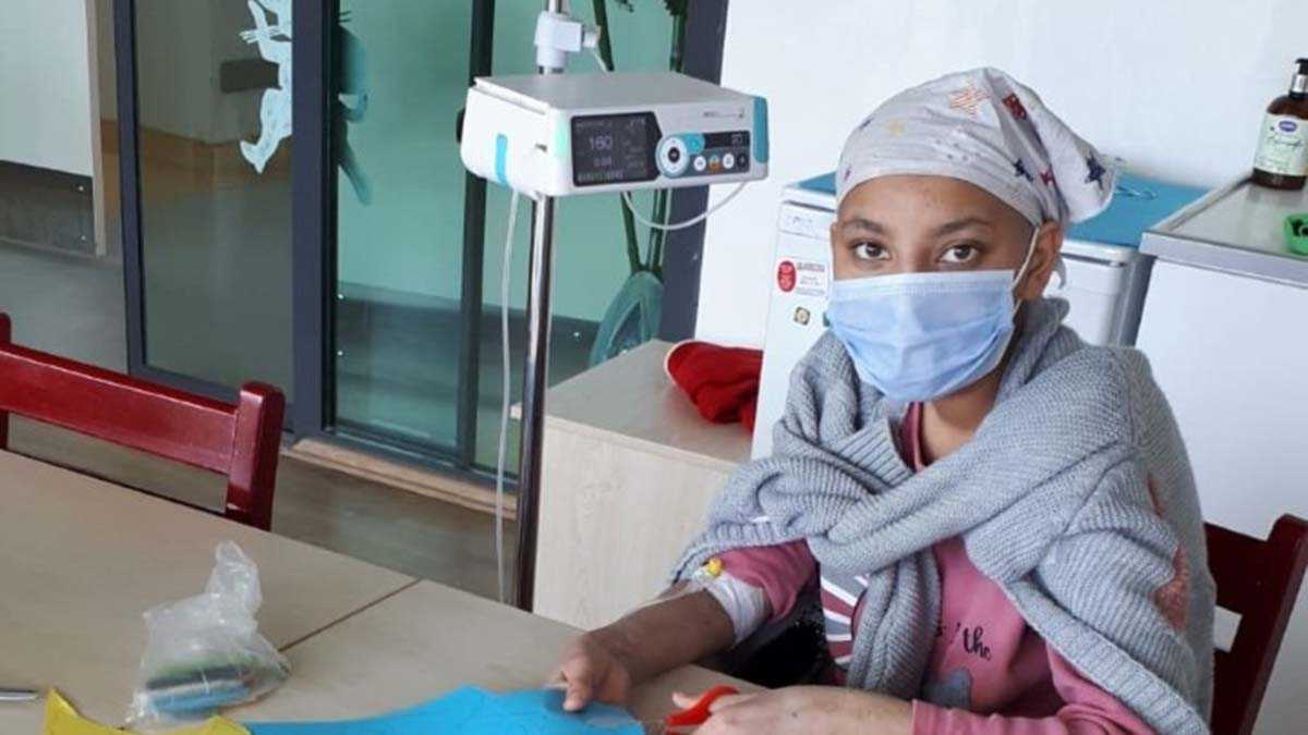 Fenerbahçeliler Derneği'nden kanser hastası çocuklara ziyaret