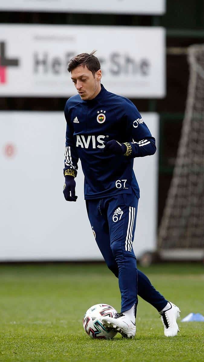 Mesut Özil tasarladığı M10 marka kramponlarla sahada