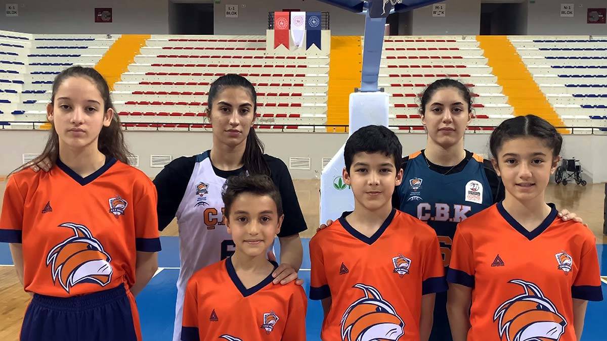 Minik basketbolcular 23 Nisan'ı kutladı