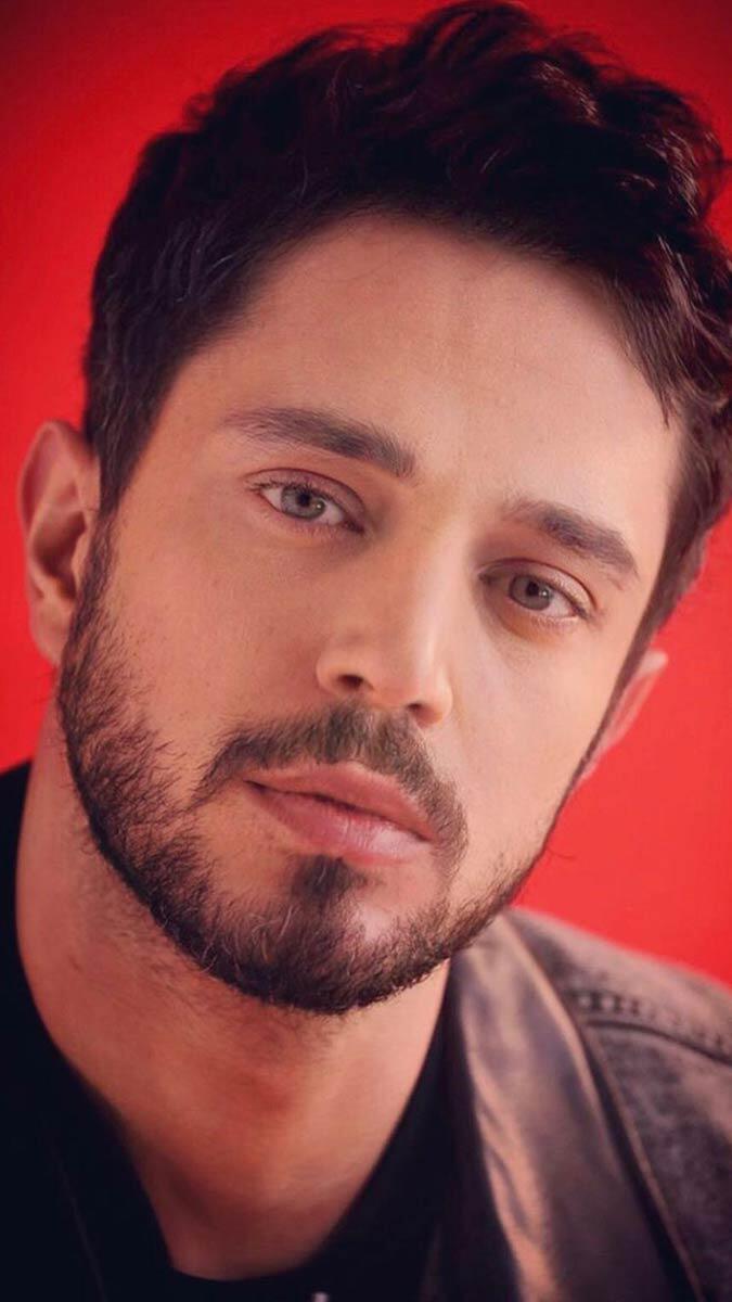 Murat Boz,"Koronavirüs test sonucumun pozitif olduğuna dair çıkan haberler maalesef doğru. Bugün karantinamın 4. gününde evimde dinleniyorum" dedi.