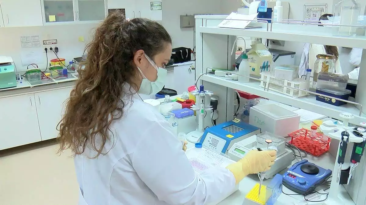 Ankara üniversitesi kök hücre enstitüsü'nde, çoğu kadınlardan oluşan 37 araştırmacı, mutasyonlu covid-19'a karşı yerli ilaç geliştirdi.