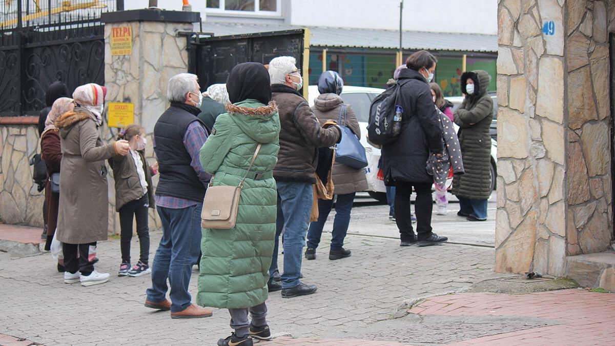 Aynı flütü kullanan 5 çocuk ve aileler pozitif