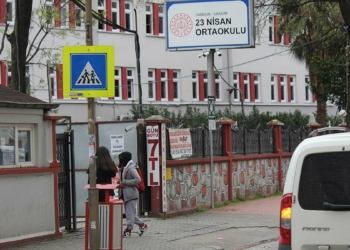 Aynı flütü kullanan 5 çocuk ve aileler pozitif