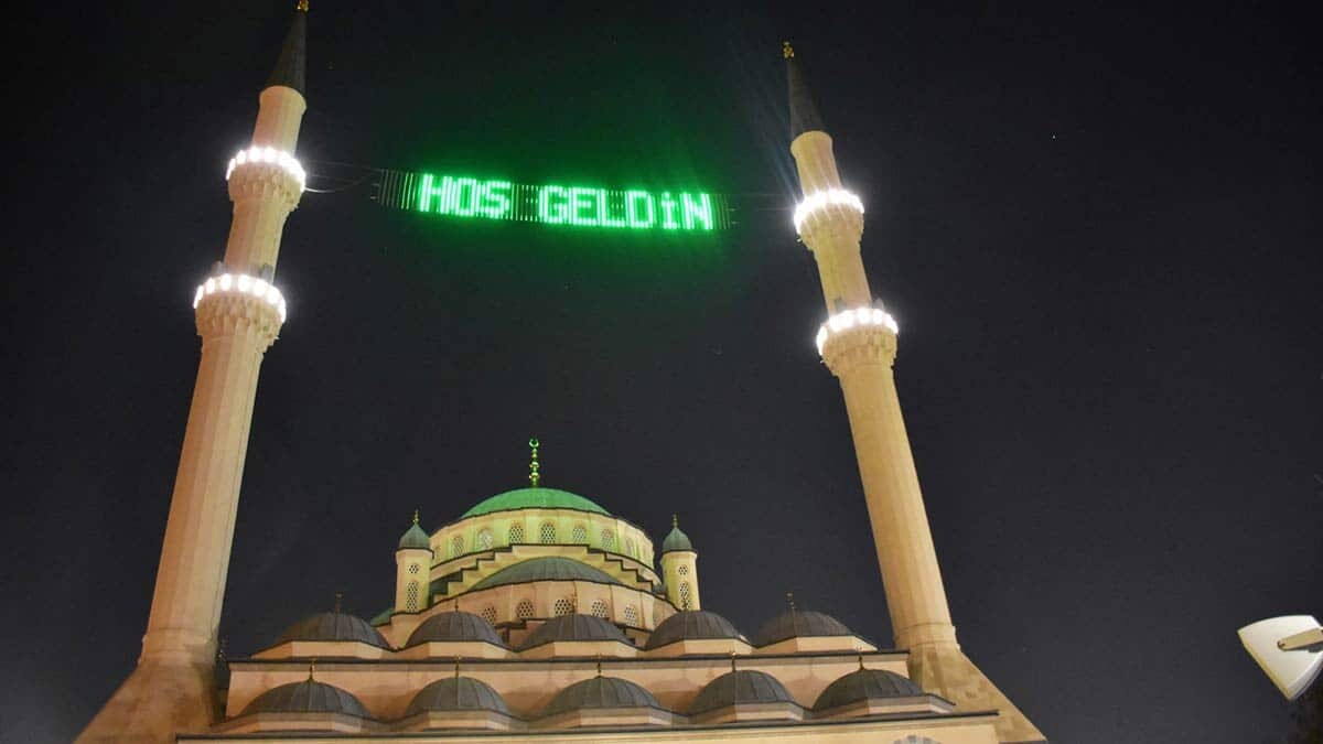 Cami minareleri mahyalar ile süslendi