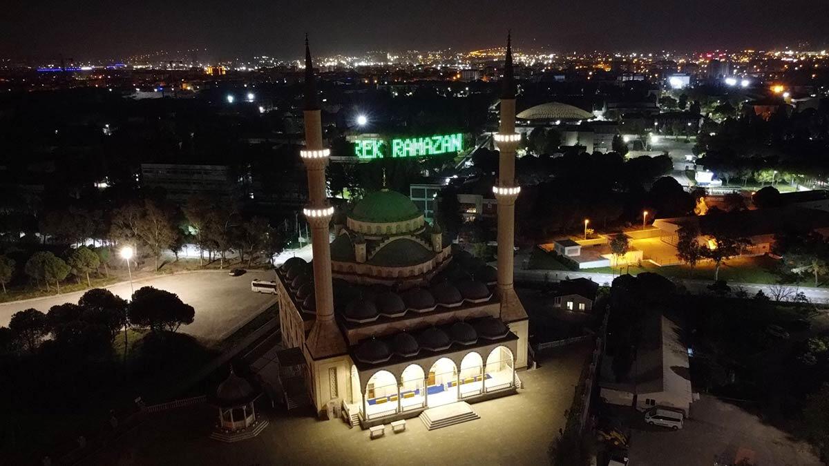 Cami minareleri mahyalar ile süslendi