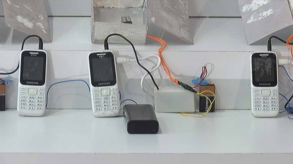 Otogarda ele geçirilen patlayıcılar basına gösterildi