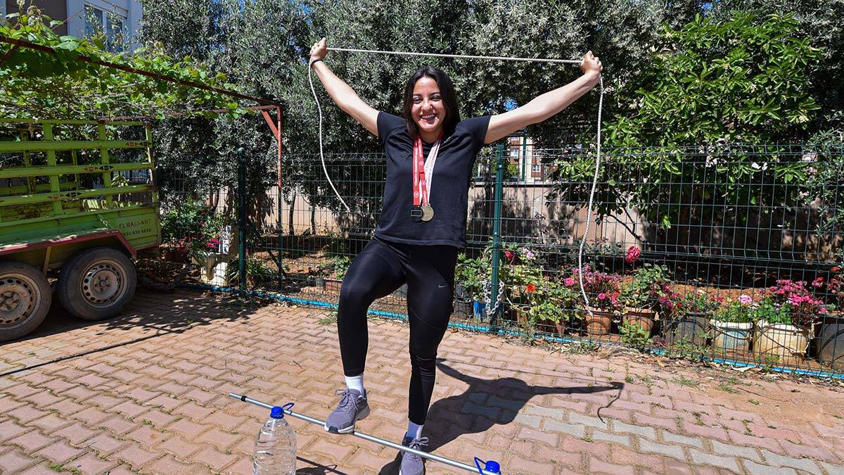 Antalya'da haltere başladıktan 6 ay sonra Türkiye şampiyonasında 2'ncilik elde eden şampiyon halterci su bidonlarıyla güç depoluyor.