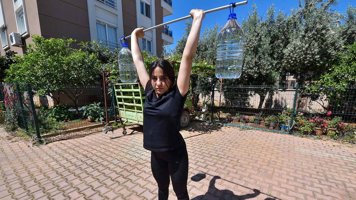 Şampiyon halterci su bidonlarıyla güç depoluyor