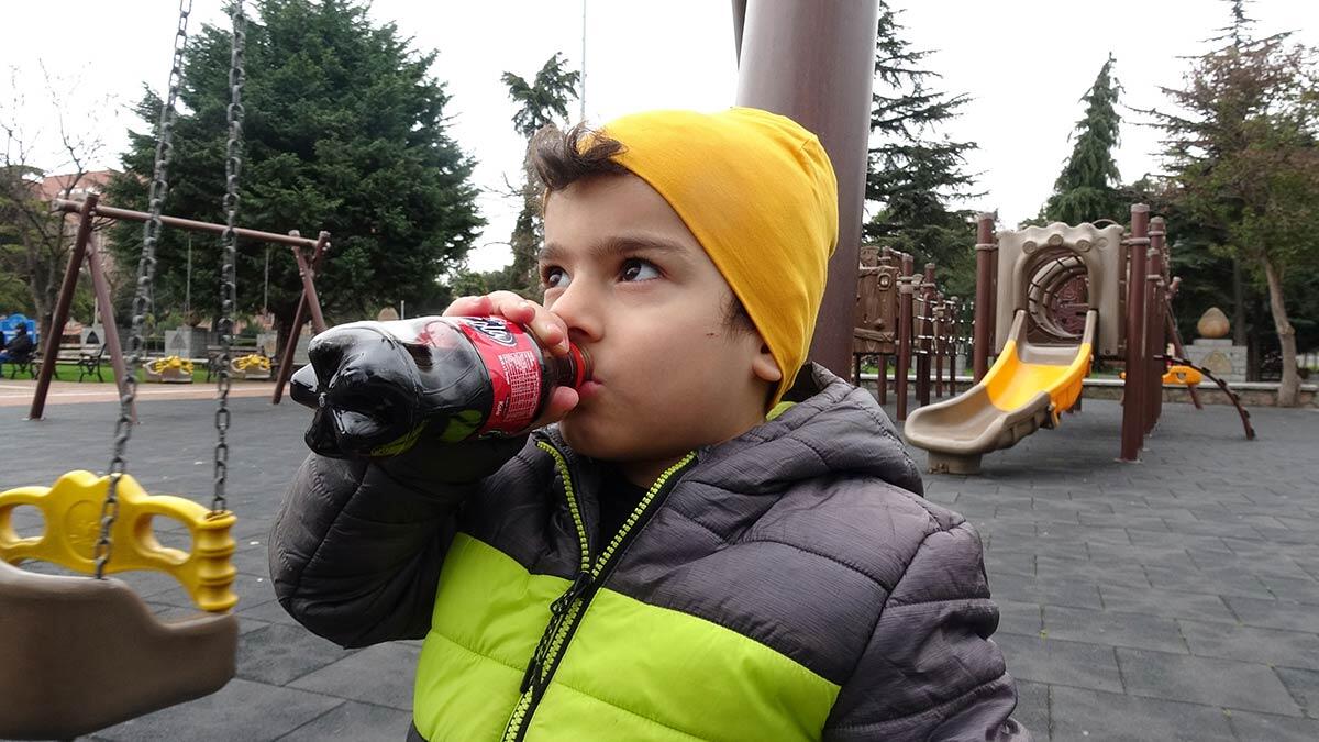 Pandemi tedbirleri çocuklara doğru şekilde anlatılmalı. Maske, mesafe ve hijyen kuralı yaş grubuna göre oyunlarla anlatılabilir.