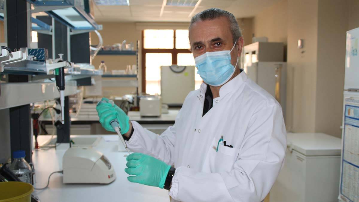 Prof. Dr. Özgümüş pandeminin bitmesi için toplumsal bağışıklığın sağlanması gerektiğini belirterek, "Toplumsal bağışıklık aşıyla sağlanacak" dedi.