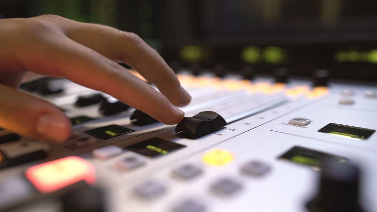 Müzik her yerde ve yaşantımızın her anında hazır bir şekilde dinlenmeyi bekliyor! Ancak bu bölümden itibaren müziği dinleyebildiğimiz bileşenlerini de eskisi ve zaman içinde kaybolanlar dahil, kısaca tanıyalım isterseniz. Öncelik, şüphesiz radyo’dadır.