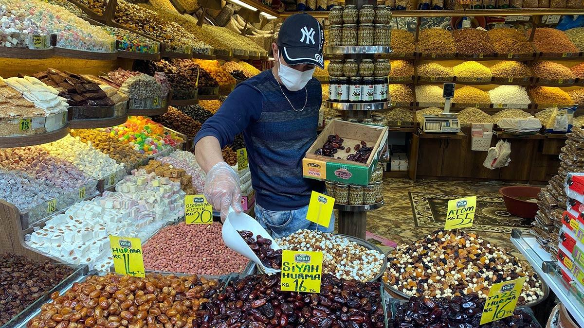 Ramazanda sofraların vazgeçilmez lezzetlerinden iftar açmak için iyi bir tercih olan hurma satışları arttı.