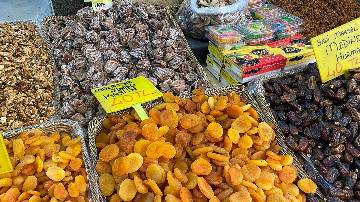 Beslenme uzmanları, vücudun kan şekerini seviyeli şekilde yükselttiği için hurma ile iftar açmanın yararlı olduğunu belirtti.