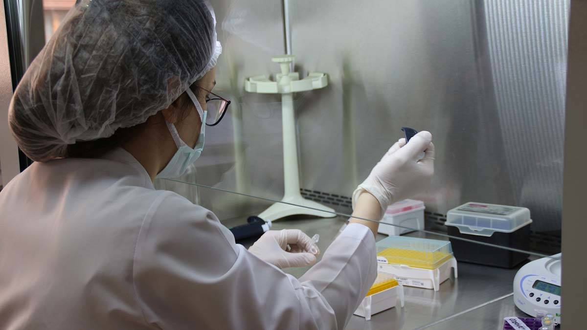 Doç. Dr. Ayşegül Çopur Çiçek, "Testlerde artan vakalar aynı soy isimlerde kümeleniyor, lütfen aile içi gezmeleri yapmayalım." dedi.