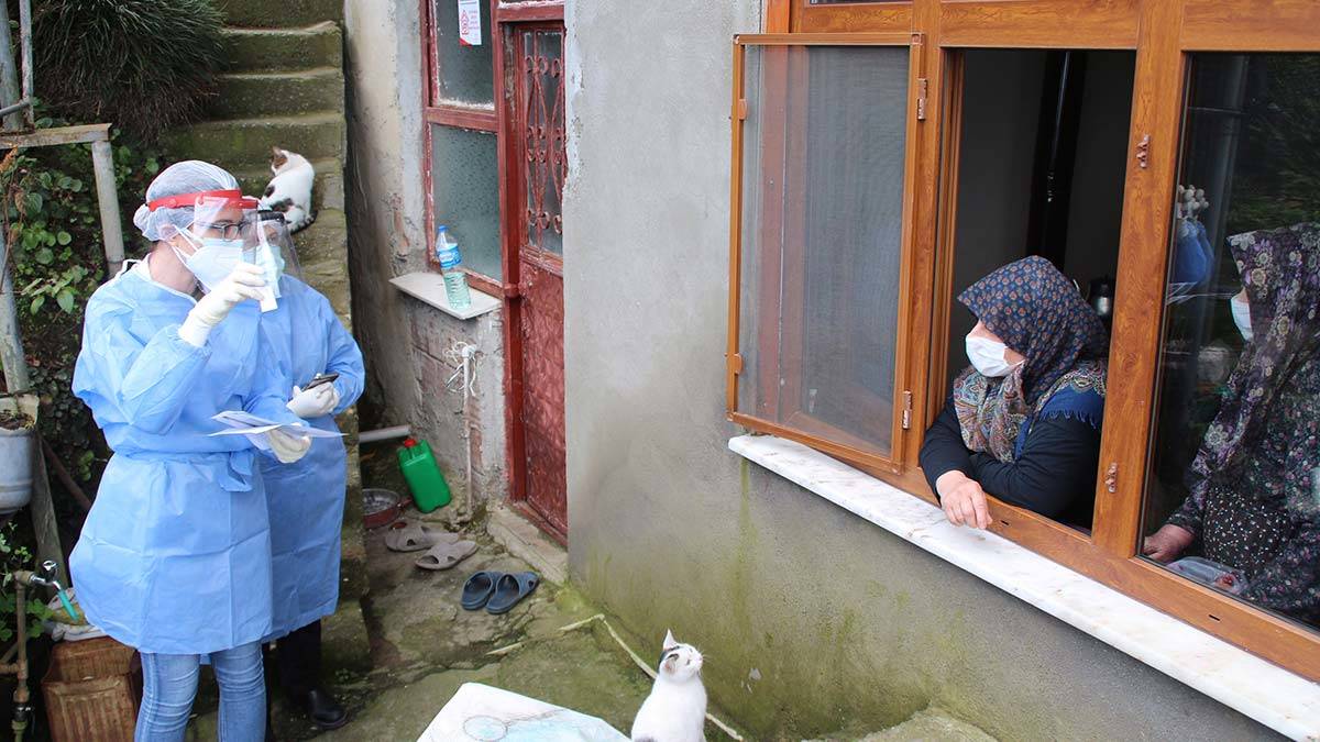 Sağlık Bakanı Fahrettin Koca'nın paylaştığı son verilere göre, her 100 bin kişide 453,31 olan vaka sayısının 516,03’e yükseldiği Rize’de aile içi bulaşın artışa geçtiği, vakaların aynı soyadlı kişilerde kümelendiği; doğum günü, nikah, cenaze, taziye kalabalıkları ile kayıkhane, köy, yayla evi sohbetlerinin de artışta önemli etken olduğu belirlendi.