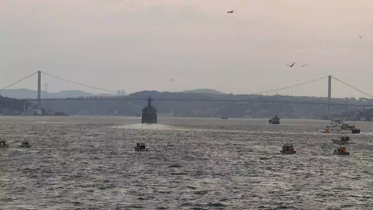 İstanbul boğazı'nı geçen gemiler karadeniz'e doğru yol aldı.