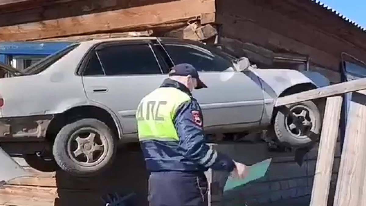 Kontrolden çıkan araç evin odasına ok gibi saplandı