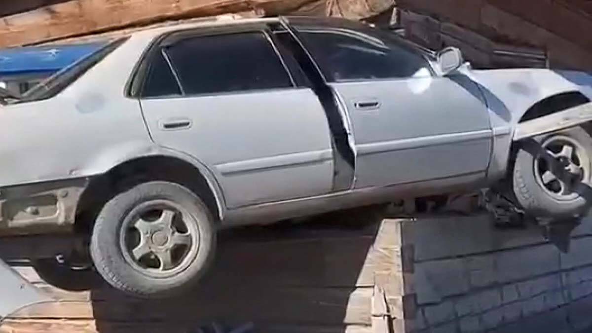 Kontrolden çıkan araç evin odasına ok gibi saplandı