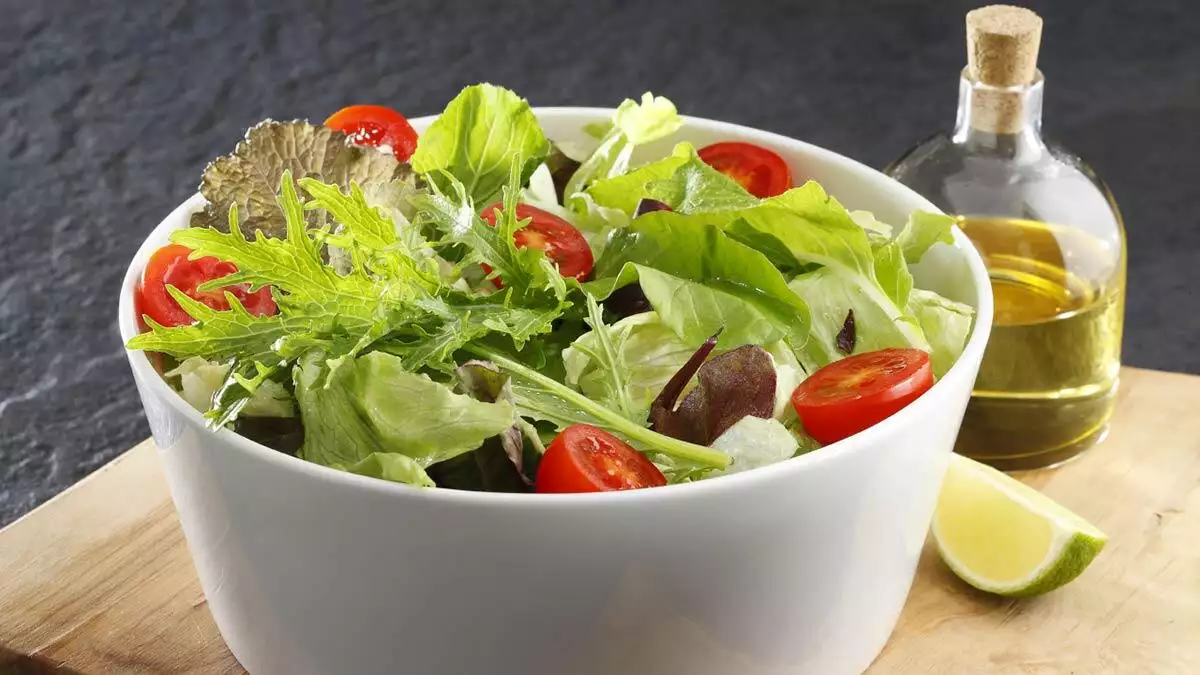 Salata mide hacmini doldurarak kalorili yiyeceklerden çok yemenizi engelleyecektir. Ayrıca salatadan alacağınız lif bağırsak tembelliğinizi rahatlatacak.