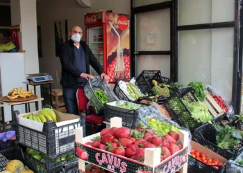 Pandemide işleri kötü gidince iş yerini manava çevirdi