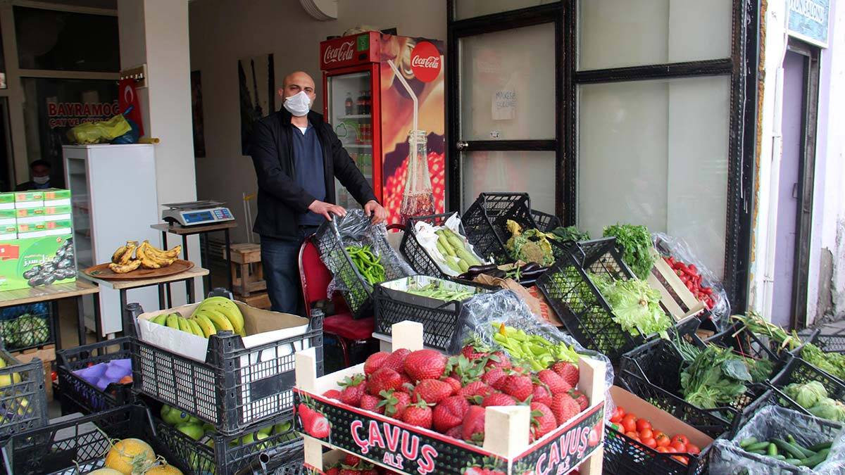 Pandemide işleri kötü gidince iş yerini manava çevirdi