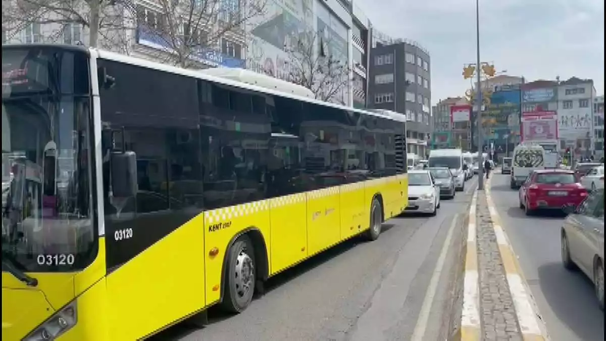 İett şoföründen darp isyanı! Sancaktepe'de otobüse arka kapıdan binen yolcu, kendisini ikaz eden şoförü darp etmeye çalıştı.