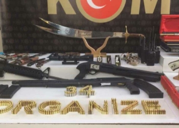 Sedat Peker operasyonda ele geçirilenler emniyette sergilendi. Şüphelilerin bugün adliyeye sevk edilmesi bekleniyor.