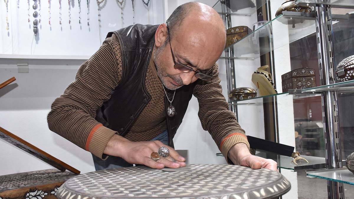 40 yıllık sedefkar Mehmet Ağca sedef kakma sanatını severek yapıyor. Tespihten rahleye, mücevherden sehpaya çok sayıda ürünü alıcıyla buluşturuyor.