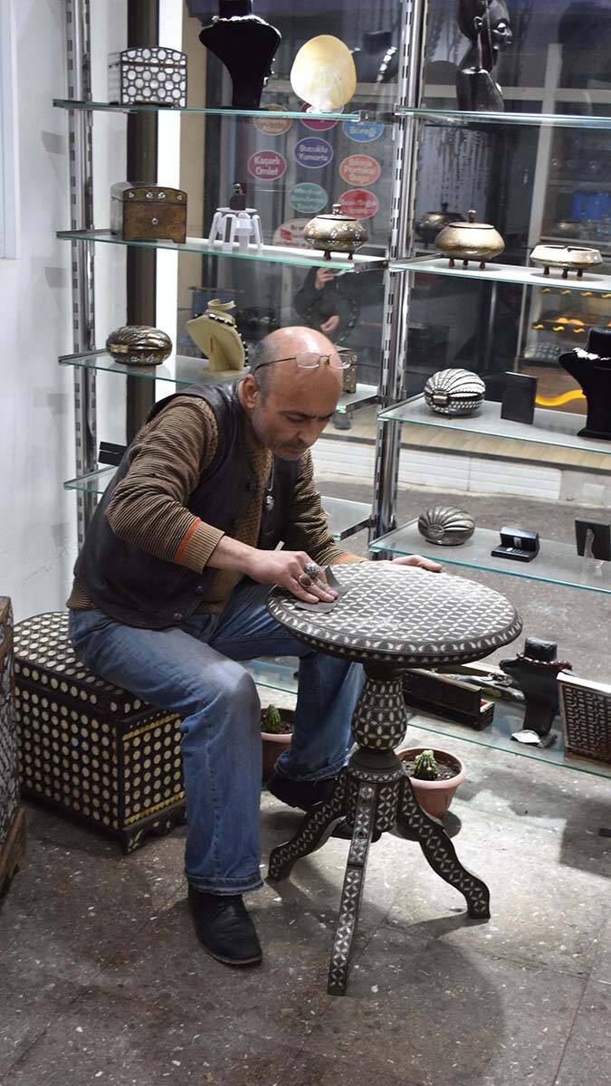 Sedef kakma sanatını severek yapıyor