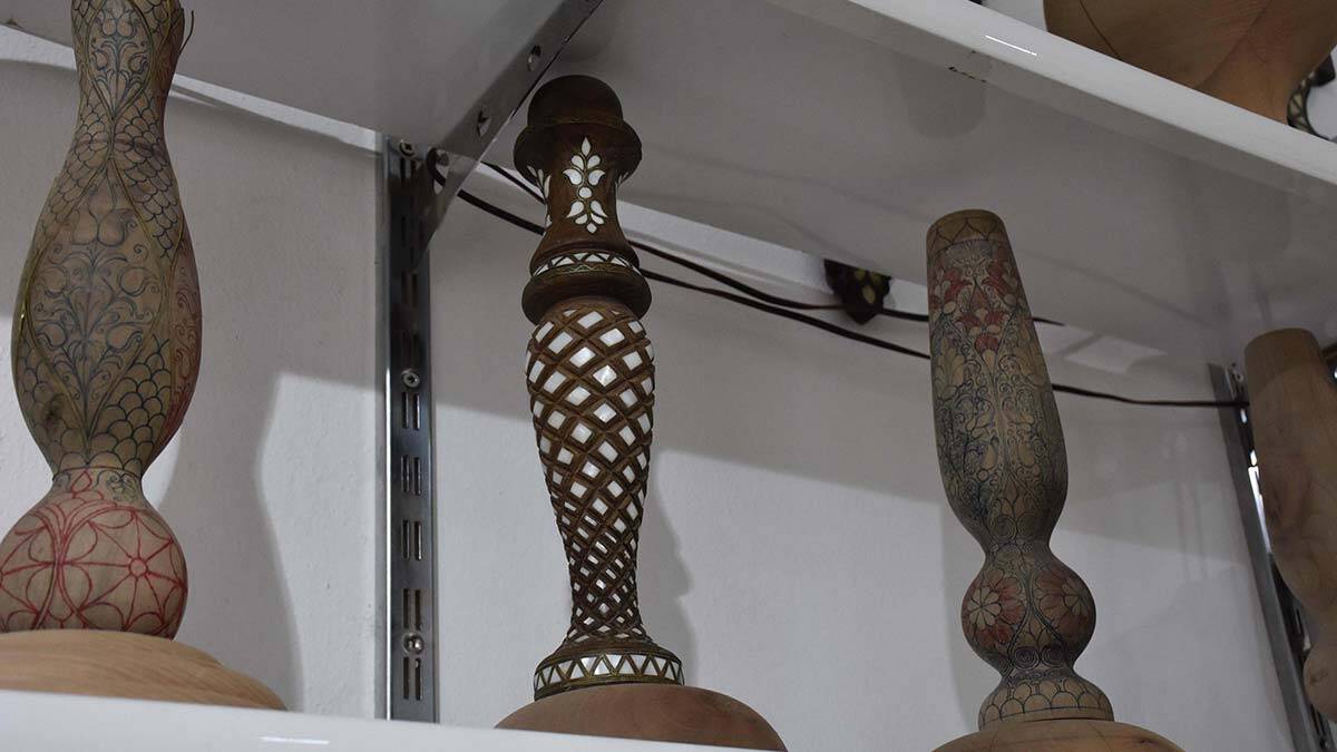 Atölyesinde uzun saatler çalışan Ağca, sedef parçalarını ahşap üzerine açılan çukur veya oymalara yerleştiriyor. Aslen Gaziantepli olduğunu anlatan Ağca, çocukluğundan beri bu sanat dalına ilgi duyduğunu söyleyerek 40 yıllık sedefkar olduğunu dile getirdi.